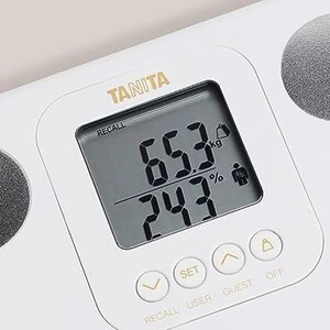 Pantalla LCD de la báscula Tanita BC-730 con números grandes y claros para facilitar la lectura de los datos.